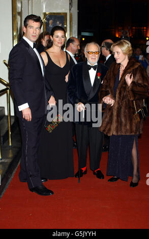 Pierce Brosnan, seine Frau Keeley Shaye-Smith, Sir John Mills und seine private Krankenschwester kommen am Theatre Royal, Haymarket, London an, wo Dame Judi Dench ihr Academy Fellowship an ihrem 67. Geburtstag erhalten wird. Stockfoto