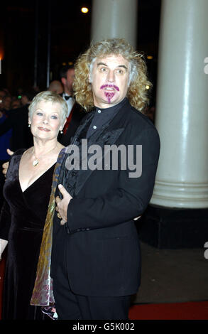 Dame Judi Dench kommt mit Billy Connolly am Theatre Royal, Haymarket, London an, wo sie ihr Academy Fellowship zu ihrem 67. Geburtstag erhalten wird. Stockfoto