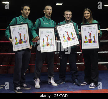 Irlands Olympiasieger im Boxsport (von links nach rechts) Michael Conlon, Paddy Barnes, John Joe Nevin und Katie Taylor werden von an Post im National Stadium in Dublin mit Gedenkmarken überreicht. Stockfoto