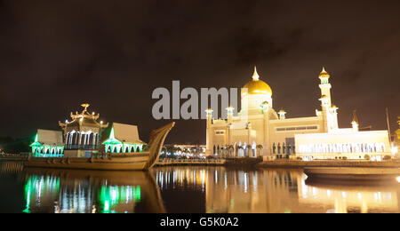 Langzeitbelichtung Sultan Omar Ali Saifuddin Mosque in Bandar Seri Begawan, Brunei. Stockfoto