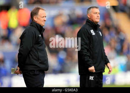 Fußball - npower Football League Championship - Leicester City / Nottingham Forest - King Power Stadium. Sean O'Driscoll (links), Manager von Nottingham Forest, und sein Assistent Rob Kelly an der Touchline Stockfoto