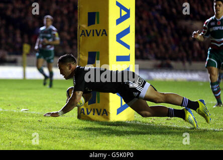 Rugby Union - Tour Match - Leicester Tigers gegen Maori All Blacks - Welford Road. Maori All Blacks' Frae Wilsonn taucht während des Tourmatches in der Welford Road, Leicester, für den Eröffnungversuch seiner Seite ein. Stockfoto