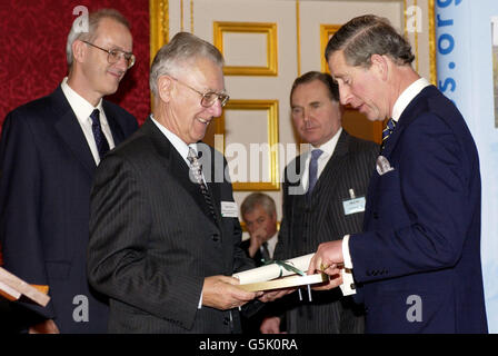 Der Prinz von Wales (rechts) als Schirmherr der Almshouse Association überreicht Edgar Barlow, Vorsitzender des Harry Turner Trust, Macclesfield, Greater Manchester (Mitte links) und Architekt Peter Hatfield (links), während eines Empfangs einen Patronenpreis. * im St. James's Palace, London, Montag, 10. Dezember 2001. Die Auszeichnungen, die der Prinz persönlich beurteilt hat, sind eine neue Initiative, die hervorragende Leistungen bei der Restaurierung oder dem Bau von Pfarrhäusern für Bedürftige anerkennt. Stockfoto