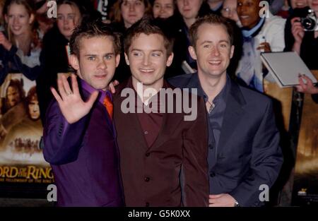 Billy Boyd (rechts), der 'Pippin' spielt, Elijah Wood, der 'Frodo' spielt, und Dominic Monaghan (links), der 'Merry' spielt, kommen am Odeon Leicester Square in London zur Weltpremiere von Herr der Ringe: Die Fellowship of the Ring an. Stockfoto