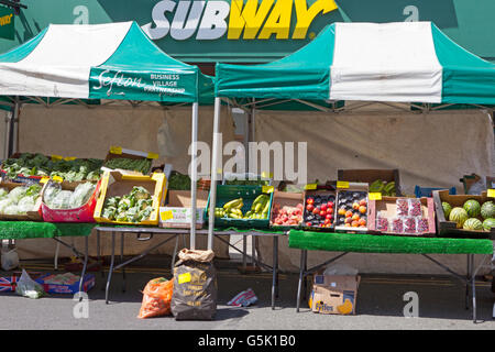 Geschäfte und Shopper im Retail-Bereich von der viktorianischen Stadt Southport in Merseyside, England Stockfoto