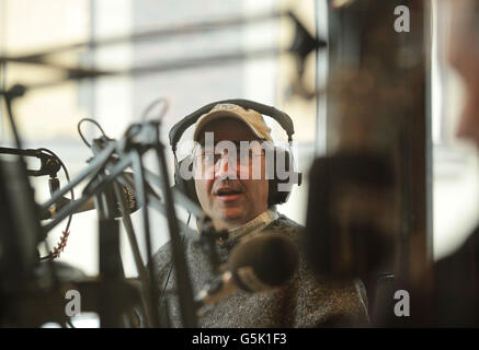 Gast Danny Baker während eines vorab aufgenommenen Interviews über Christian O'Connell's Breakfast Show im Absolute Radio am Golden Square im Zentrum von London, das morgen übertragen werden soll. Stockfoto