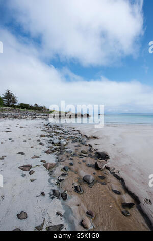 Steinige Bach in Mellon Udrigle Bucht an einem sonnigen Tag mit großen weißen Wolken vor blauem Himmel. Stockfoto