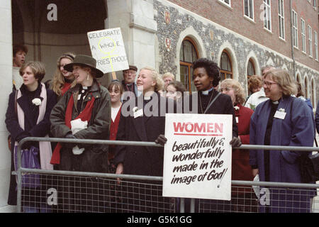 Aktivisten versammeln sich vor der Generalsynode, wo die Kirche von England über die Weihe von Frauen stimmt. Stockfoto