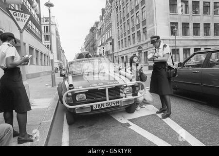 Radio-DJ Dave Lee Travis trifft auf die Verkehrspolizisten, als er sein maßgeschneidertes „London-proof“-Auto enthüllt. Stockfoto