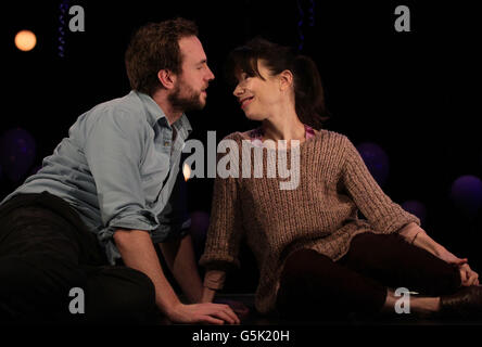 Rafe Spall (links) und Sally Hawkins während einer Fotoanstellung auf der Bühne für das Stück Constellations, im Duke of York's Theatre im Zentrum Londons. DRÜCKEN Sie VERBANDSFOTO. Bilddatum: Donnerstag, 15. November 2012. Bildnachweis sollte lauten: Yui Mok/PA Wire Stockfoto