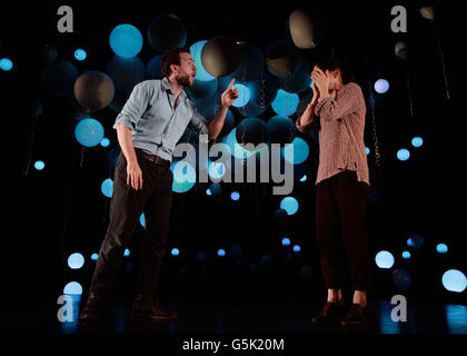 Rafe Spall (links) und Sally Hawkins während einer Fotoanstellung auf der Bühne für das Stück Constellations, im Duke of York's Theatre im Zentrum Londons. DRÜCKEN Sie VERBANDSFOTO. Bilddatum: Donnerstag, 15. November 2012. Bildnachweis sollte lauten: Yui Mok/PA Wire Stockfoto