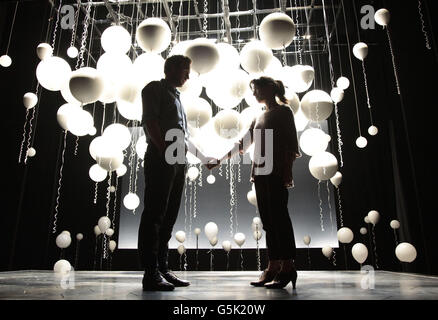 Rafe Spall (links) und Sally Hawkins während einer Fotowiedergabe auf der Bühne für das Stück Constellations im Duke of York's Theatre im Zentrum von London. Stockfoto