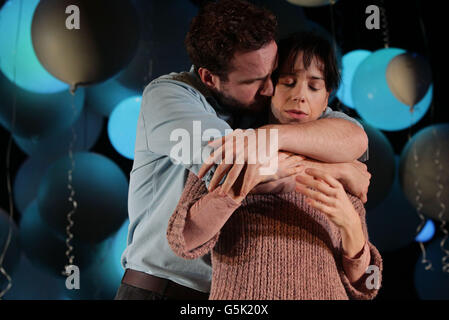 Rafe Spall (links) und Sally Hawkins während einer Fotowiedergabe auf der Bühne für das Stück Constellations im Duke of York's Theatre im Zentrum von London. Stockfoto