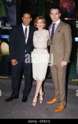 (Von links nach rechts) Regisseur Peter Ramsey, Isla Fisher und Chris Pine bei der UK-Premiere von Rise of the Guardians im Leicester Square im Zentrum von London. Stockfoto