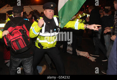 Gardai-Konflikt mit Irland-Palästina Solidaritätsprotestierenden, die die Aufmerksamkeit auf die israelische Bombardierung von Gaza lenken, indem sie die Straße vor der israelischen Botschaft in Dublin blockieren. DRÜCKEN Sie VERBANDSFOTO. Bilddatum: Donnerstag, 15. November 2012. Bildnachweis sollte lauten: Niall Carson/PA Wire Stockfoto