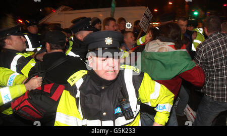 Gardai-Konflikt mit Irland-Palästina Solidaritätsprotestierenden, die die Aufmerksamkeit auf die israelische Bombardierung von Gaza lenken, indem sie die Straße vor der israelischen Botschaft in Dublin blockieren. DRÜCKEN Sie VERBANDSFOTO. Bilddatum: Donnerstag, 15. November 2012. Bildnachweis sollte lauten: Niall Carson/PA Wire Stockfoto