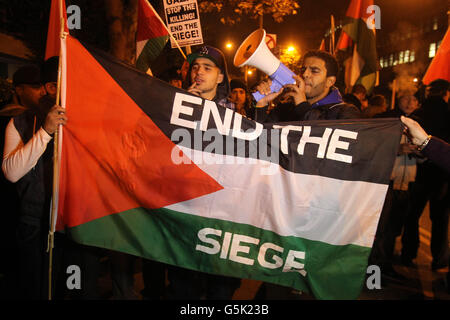 Irland-Palästina Solidaritätsprotestierende, die die Aufmerksamkeit auf die israelische Bombardierung von Gaza lenken, indem sie die Straße vor der israelischen Botschaft in Dublin blockieren. Stockfoto