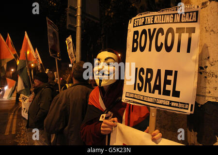 Irland-Palästina Solidaritätsprotestierende, die die Aufmerksamkeit auf die israelische Bombardierung von Gaza lenken, indem sie die Straße vor der israelischen Botschaft in Dublin blockieren. Stockfoto