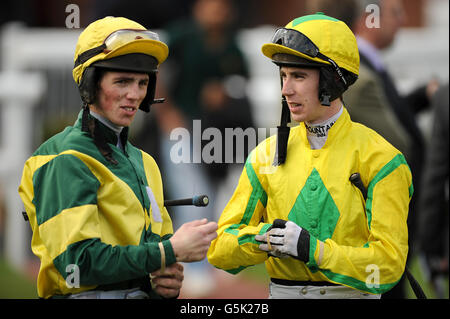 Jockey's Hadden Frost und Michael Byrne (rechts) im Paradering im Lingfield Park Stockfoto