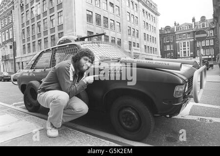 BBC Radio, ein Disc-Jockey Dave Lee Travis in London, um sein „London Proof Car“ vorzustellen, das sich durch Raffinessen wie einen Maschinengewehrturm rühmt - von Dave als „Traffic Warden Dispatch Unit“ und Polaris als „Anti-Taxi-Raketen“ bezeichnet. Stockfoto