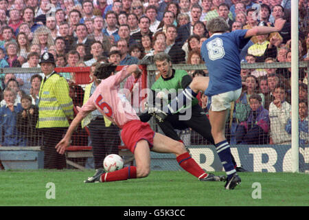 Millwall-Stürmer John McGinley (rechts) punktet durch die Beine von Brighton und Hove Albion-Verteidiger Nicky Bissett. Brighton gewann das Play-off-Spiel der zweiten Division mit 2:1. Stockfoto