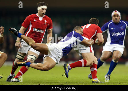 Rugby Union - Dove Men's Series - Wales / Samoa - Millennium Stadium. George North von Wales wird von Paul Perez aus Samoa während des Men's Dove Series-Spiels im Millennium Stadium in Cardiff angegangen. Stockfoto