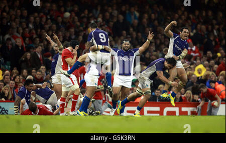 Rugby Union - Dove Men's Series - Wales / Samoa - Millennium Stadium. Das Samoa-Team feiert seinen Sieg über Wales beim Spiel der Men's Dove Series im Millennium Stadium, Cardiff. Stockfoto