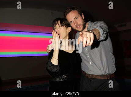 Rafe Spall und Sally Hawkins bei einer Afterparty für das Stück Constellations, im Haymarket Hotel im Zentrum von London. Stockfoto