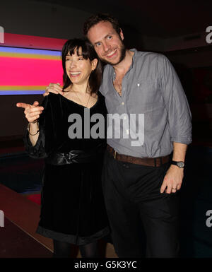 Rafe Spall und Sally Hawkins bei einer Afterparty für das Stück Constellations, im Haymarket Hotel im Zentrum von London. Stockfoto