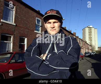 Ricky Hatton ' World WBU Boxing Light-Welterweight Champion' auf den Straßen von Hyde in der Nähe von Manchester, drei Tage vor seinem Titelkampf mit Justin Rowsell im Wembley Conference Center an diesem Samstag, 15. Dezember. Stockfoto