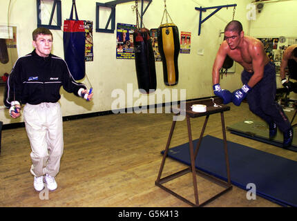 Ricky Hatton ' World WBU Boxing Light-Welterweight Champion' (links) trainiert mit Anthony Farnell (rechts) in seinem Fitnessstudio in Hyde bei Manchester, drei Tage vor seinem Titelkampf mit Justin Rowsell im Wembley Confrence Center am Samstag, dem 15. Dezember. Stockfoto