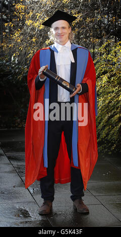 Travis-Sänger Fran Healy erhält einen Ehrendoktortitel von der University of Strathclyde in der Barony Hall in Glasgow, Schottland. Stockfoto