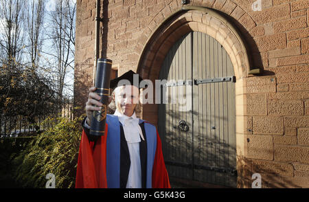 Travis-Sänger Fran Healy erhält einen Ehrendoktortitel von der University of Strathclyde in der Barony Hall in Glasgow, Schottland. Stockfoto