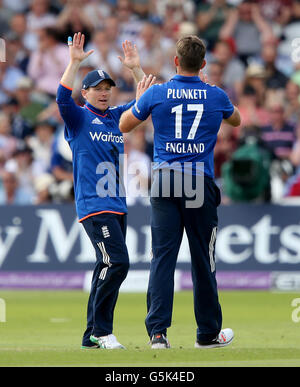 Englands Liam Plunkett (rechts) feiert mit Kapitän Eoin Morgan nach der Entlassung von Sri Lanka Angelo Mathews während der ersten One Day International an der Nottingham Trent Bridge. Stockfoto