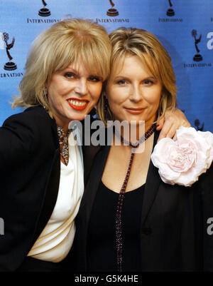 Die britischen Schauspielerinnen Joanna Lumley und Jennifer Saunders, Stars von "Absolutely Fabulous", posieren bei den 29. Internationalen Emmy Awards in New York City. Lumley und Saunders waren Moderatoren während der Veranstaltung. Stockfoto