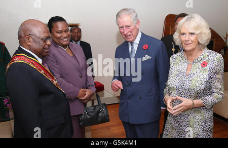 Der Prinz von Wales und die Herzogin von Cornwall treffen auf den Generalgouverneur von Papua-Neuguinea, Sir Michael Ogio und Lady Ogio, als sie zu Beginn einer dreitägigen Tour im Airways Hotel in Port Moresby, Papua-Neuguinea, ankommen. Stockfoto