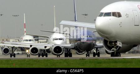 Flugzeuge, die sich für den Start am Flughafen Heathrow anstellen. Transport Secretary Stephen Byers wird heute voraussichtlich endlich grünes Licht für ein 2.5 Milliarden fünftes Terminal am größten britischen Flughafen geben. * .... Das Terminal 5 (T5) soll bis 2007 in Betrieb sein und kann bis zu 30 Millionen Passagiere pro Jahr abfertigen. Es wird dazu beitragen, 6,500 Arbeitsplätze zu schaffen und 10,000 bestehende zu schützen. 23/07/02 Optionen für eine größere Erweiterung der britischen Flughäfen wurden in einem Konsultationsdokument veröffentlicht, das von Transport Secretary Alistair Darling veröffentlicht wurde. Vorschläge können eine dritte Start- und Landebahn am Flughafen Heathrow im Westen Londons, Stockfoto