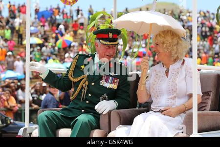 Der Prinz von Wales und die Herzogin von Cornwall werden auf der Rückseite eines LKW-Besuches im Sir John Guise Stadium in Papua-Neuguinea gefahren, während sie ihre Tour anlässlich des Diamantenjubiläums der Königin fortsetzen. Stockfoto