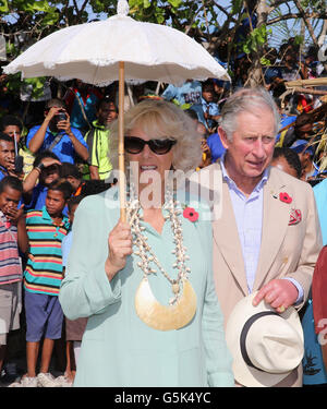 Der Prinz von Wales und die Herzogin von Cornwall bei einem Besuch im Dorf Boera in Papua-Neuguinea, während sie ihre Tour zum Diamantenjubiläum der Königin fortsetzen. Stockfoto