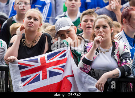 Fans zeigen ihre Unterstützung auf der Titanic Fanzone, Belfast, Nordirland gegen Deutschland in Euro 2016 beobachten. Stockfoto