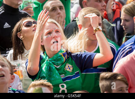 Fans zeigen ihre Unterstützung auf der Titanic Fanzone, Belfast, Nordirland gegen Deutschland in Euro 2016 beobachten. Stockfoto