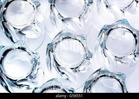 Glas Gläser aufgereiht auf dem Kopf nach unten, von hinten angestrahlt. Stockfoto