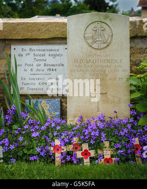 Ranville, Normandie Frankreich – das Grab von Leutnant Brotheridge, die ersten alliierten Soldaten in Aktion am D-Day bei Pegasus-Brücke getötet werden Stockfoto