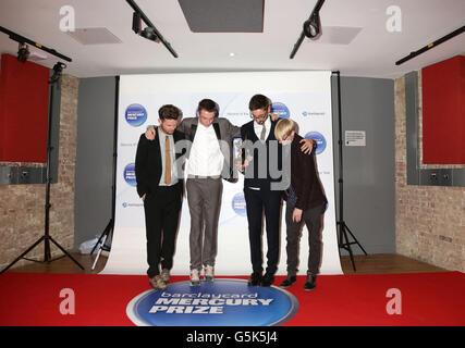 Alt-J (von links nach rechts) Joe Newman, Thom Green, Gus Unger-Hamilton und Gwil Sainsbury werden im Roundhouse in Camden, im Norden Londons, als Gewinner des Mercury Prize bekannt gegeben. Stockfoto