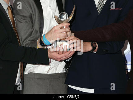 Alt-J (von links nach rechts) Joe Newman, Thom Green, Gus Unger-Hamilton und Gwil Sainsbury werden im Roundhouse in Camden, im Norden Londons, als Gewinner des Mercury Prize bekannt gegeben. Stockfoto