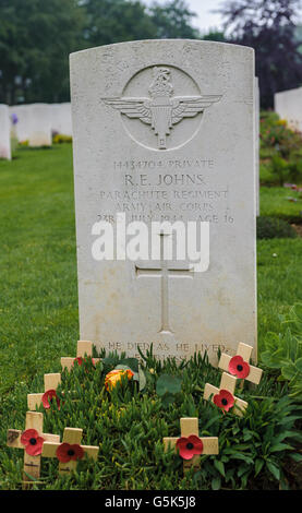 Ranville, Normandie Frankreich – Grab von privaten Robert "Bobby" Johns, nur 14, wann trat in die Armee und getötet von 16 Jahren, bald nach D-Day Stockfoto