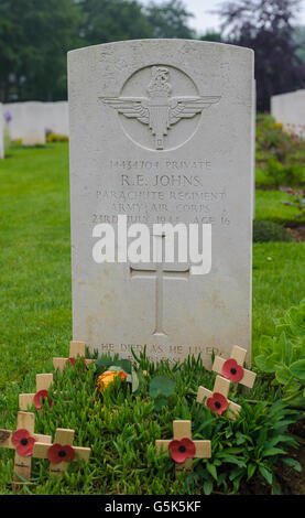 Ranville, Normandie Frankreich – Grab von privaten Robert "Bobby" Johns, nur 14, wann trat in die Armee und getötet von 16 Jahren, bald nach D-Day 1944 Stockfoto