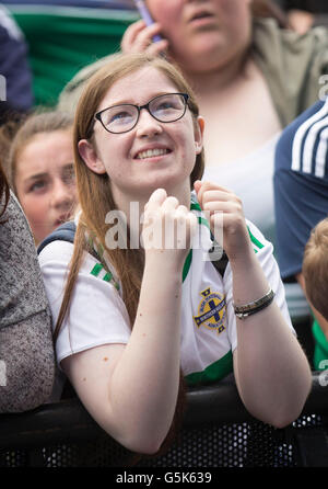 Fans zeigen ihre Unterstützung auf der Titanic Fanzone, Belfast, Nordirland gegen Deutschland in Euro 2016 beobachten. Stockfoto