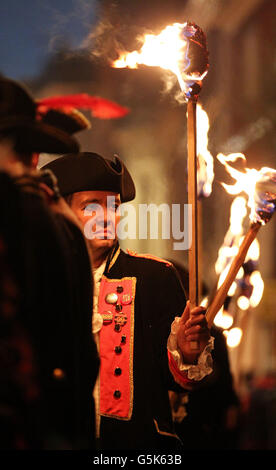 Die Parade der Lewes Bonfire Society durch Lewes in East Sussex im Rahmen ihrer Lagerfeuer-Nachtfeiern. Stockfoto