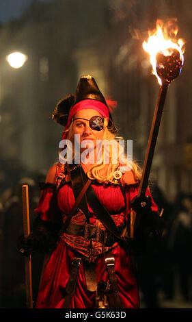 Die Parade der Lewes Bonfire Society durch Lewes in East Sussex im Rahmen ihrer Lagerfeuer-Nachtfeiern. Stockfoto